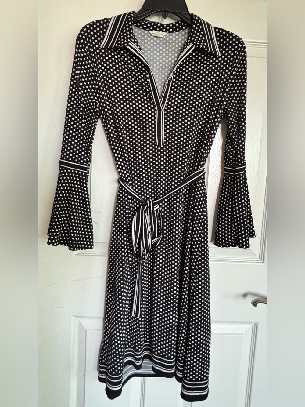 Max Studio
Womens Max Studio Black
White Bell Sleeve Collar Dress
Size S